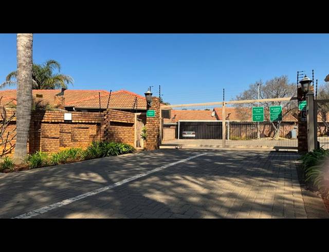 2 bed property to rent in WILLOW PARK MANOR